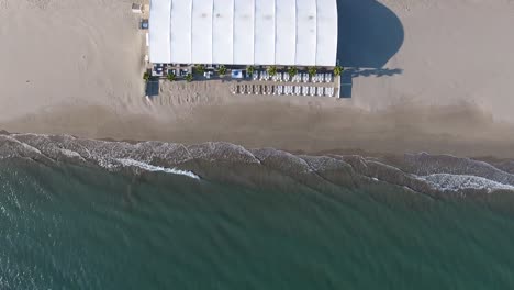 Vertical-top-view-of-a-beach-bar/restaurant-in-South-of-France.-Beautiful-sunny